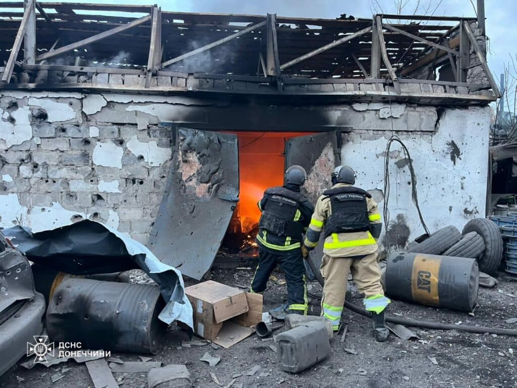 У Мирнограді надзвичайники ліквідували пожежу, яка виникла внаслідок обстрілу