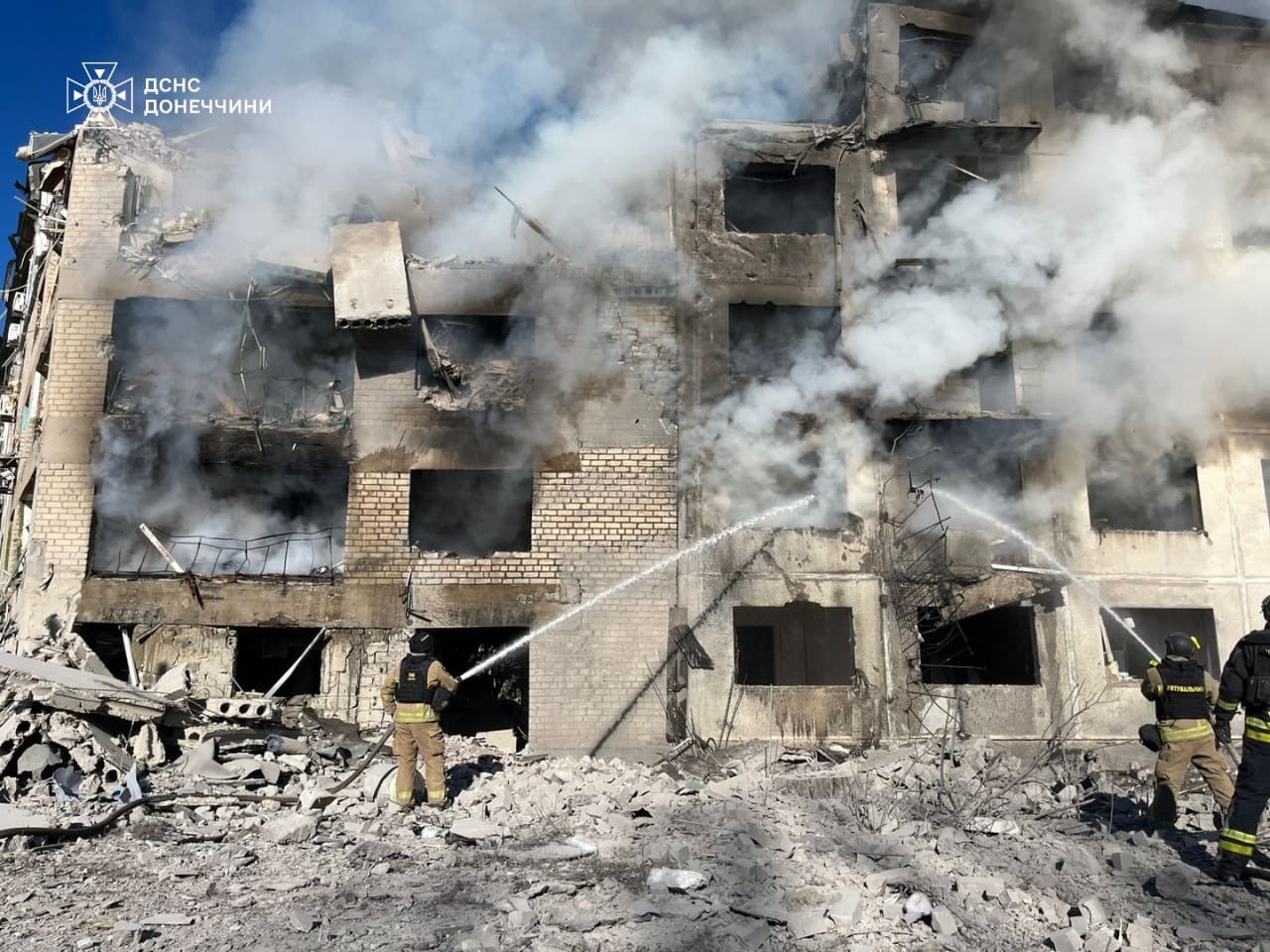 У Мирнограді рятувальники ліквідували пожежу після російського обстрілу