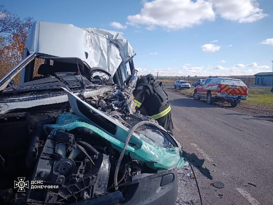 У Покровському районі маршрутка з пасажирами потрапила в жорстке ДТП 3