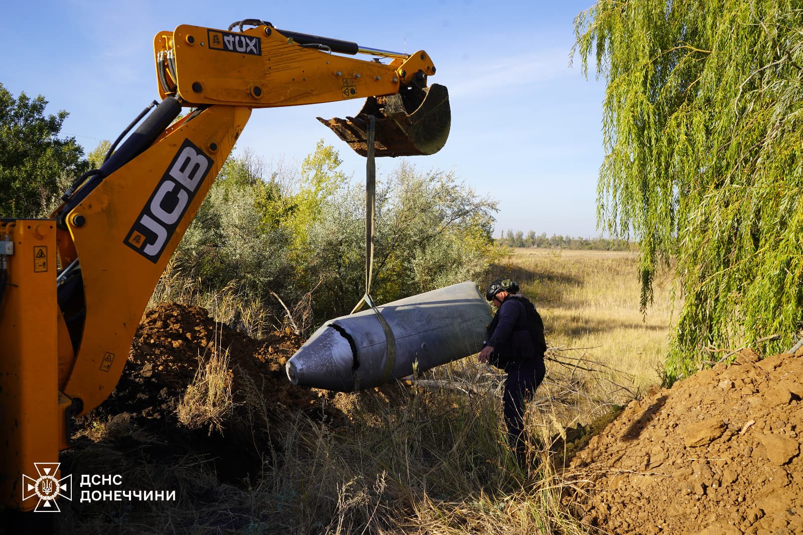 У Покровському районі піротехніки ДСНС вилучили та знищили російську 1 500 кілограмову авіабомбу