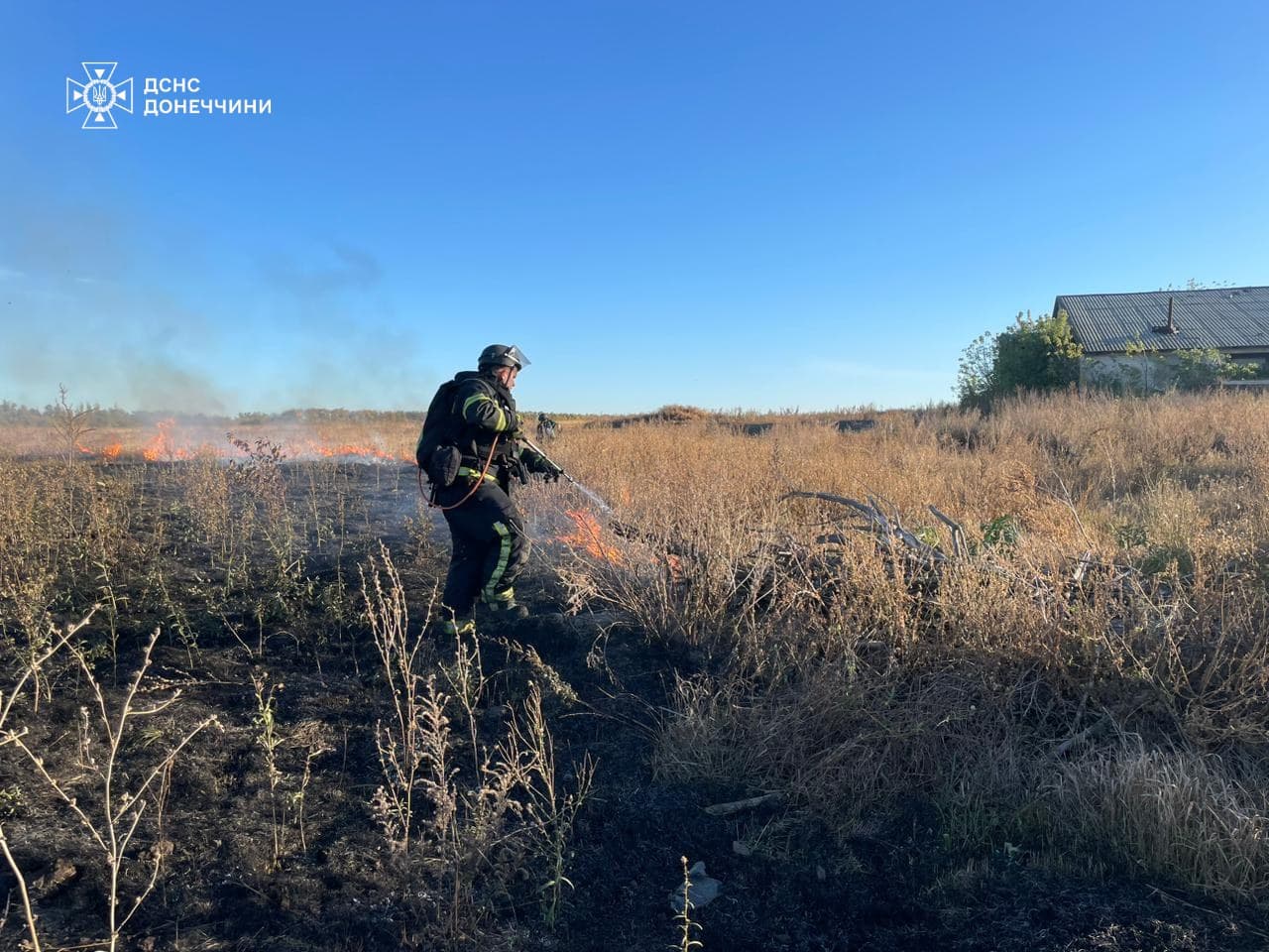 У Покровському районі пожежники вогнеборці ліквідували пожежу сухої трави, яка виникла внаслідок обстрілу
