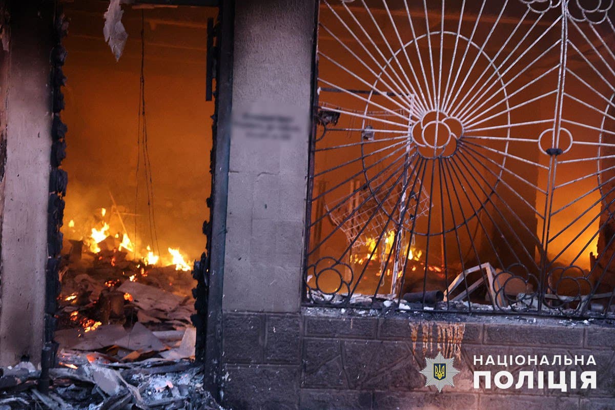 У поліції показали кадри з місця російського удару по Олексієво-Дружківці, від якого загинули два хлопці 3