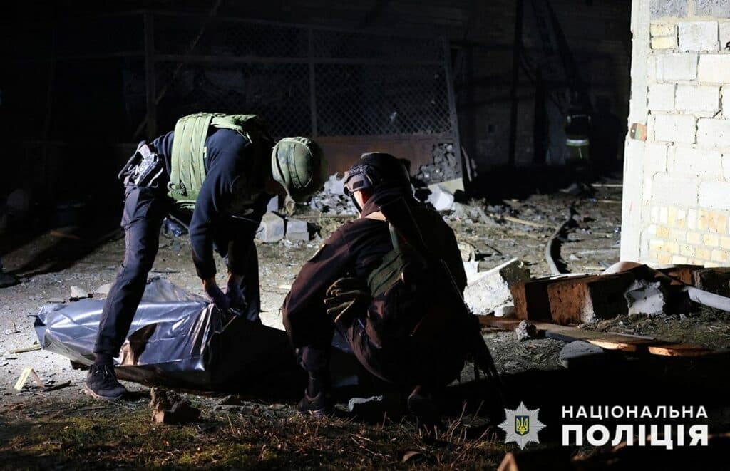 У поліції показали кадри з місця російського удару по Олексієво-Дружківці, від якого загинули два хлопці 4