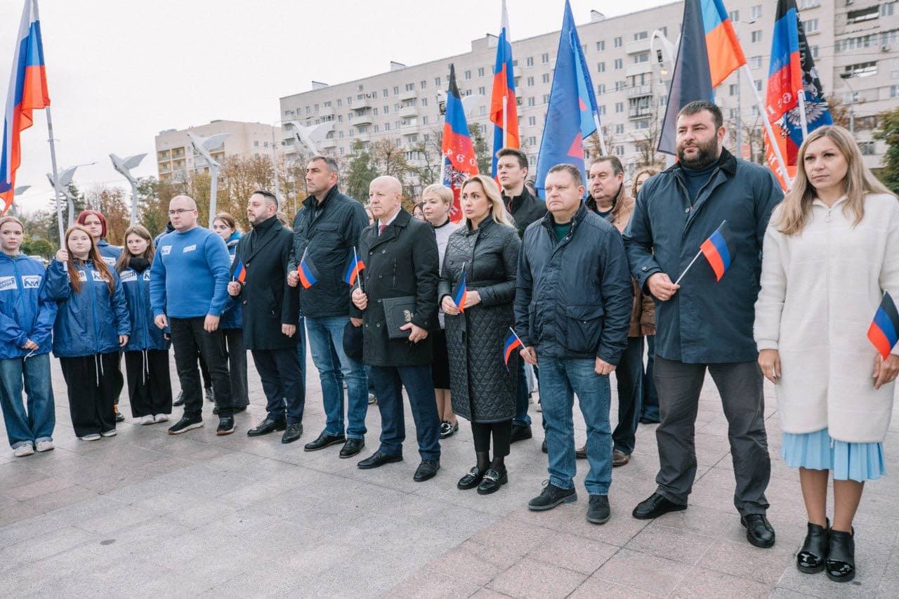 В окупованому Маріуполі росіяни відсвяткували день прапору "днр"
