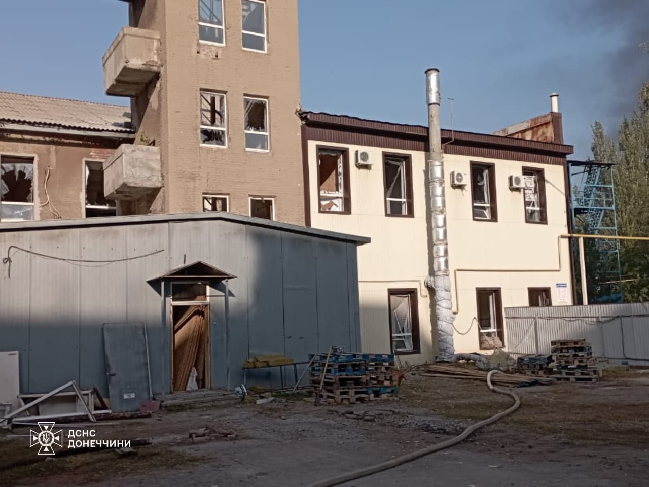 Внаслідок ранішнього обстрілу Краматорська пошкоджено пожежно-рятувальну частину