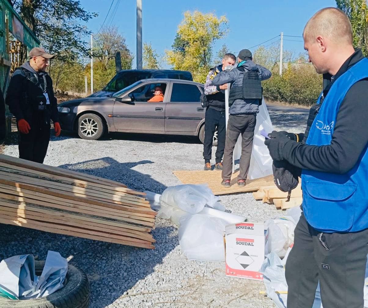 Жителі Покровська та Гришиного отримали будівельні матеріали від БФ Янголи спасіння