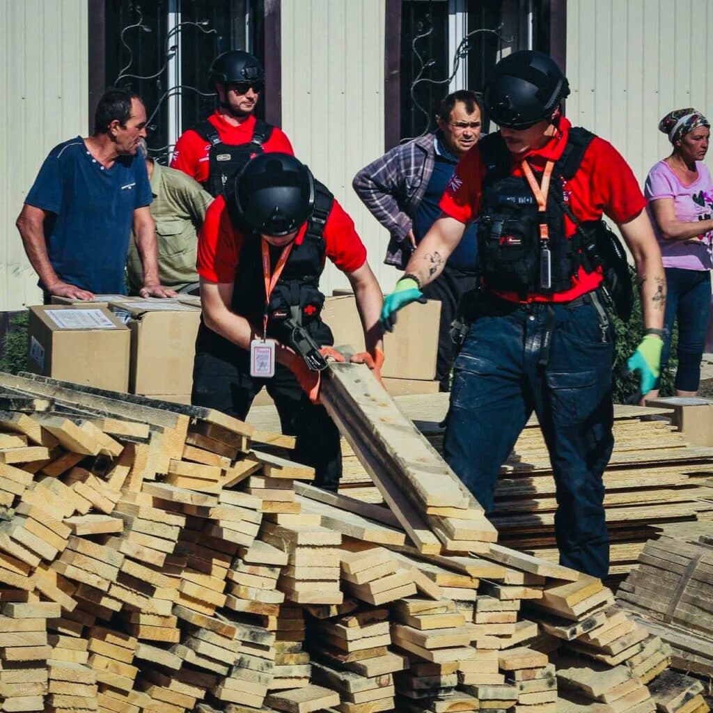 Жителі двох селищ на Покровщині отримали гігієнічні й будівельні набори від благодійників 6