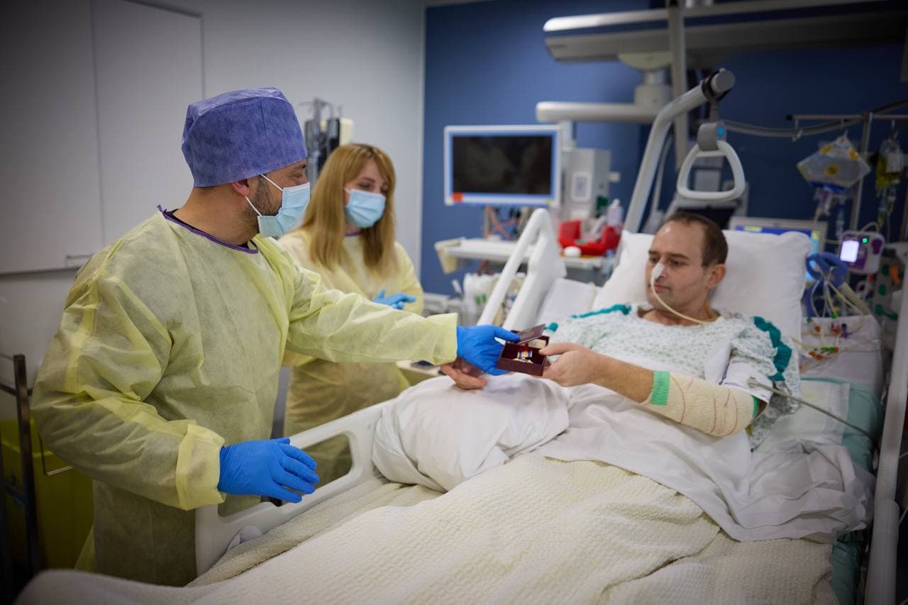 Зеленський нагородив у Брюсселі українських воїнів, які лікуються після поранень на Донеччині 0