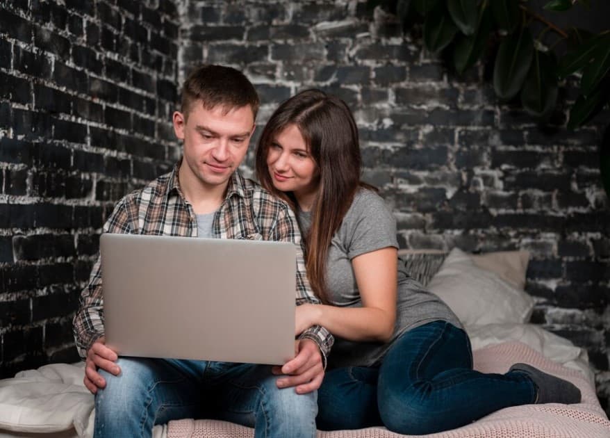 пара з ноутбуком