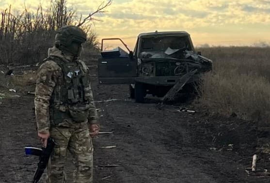 розбитий позашляховик і воїн