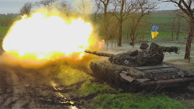 стріляє український танк