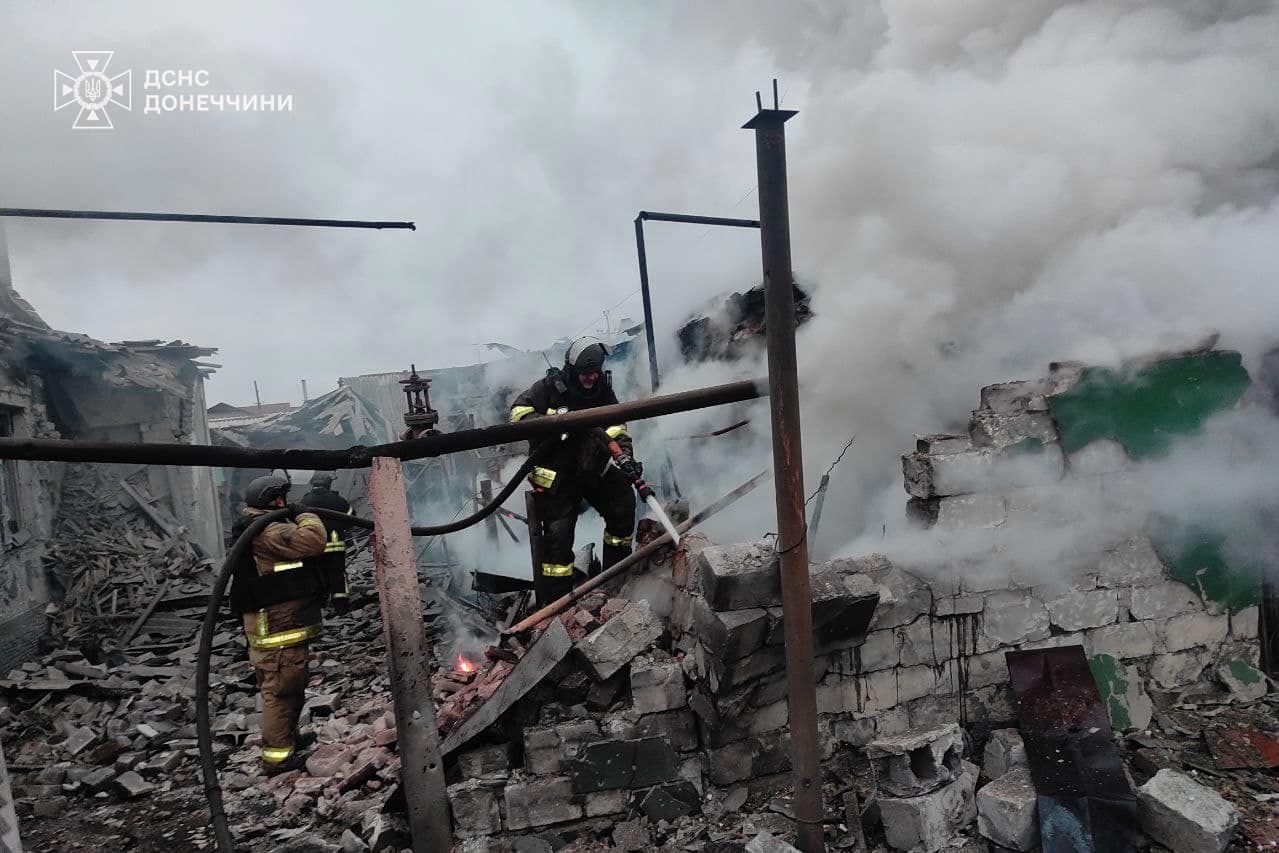 2 пожежі, спричинені ворожими обстрілами, ліквідували рятувальники Донеччини минулої доби