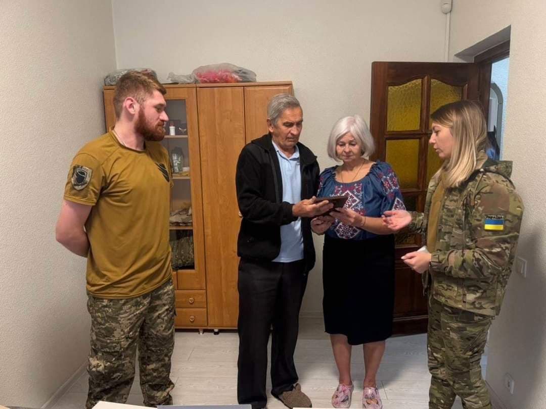 Батьки загиблого снайпера з Луганщини придбали квадрокоптери для прикордонників (фото)