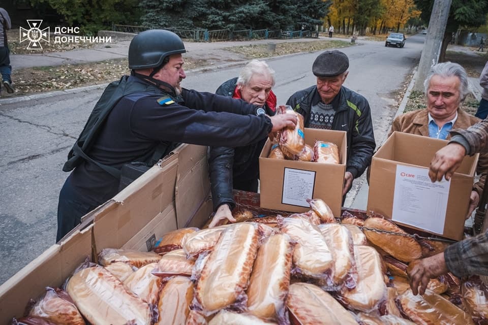 Більше тонни продуктових наборів доставили рятувальники мешканцям прифронтових населених пунктів Донеччини