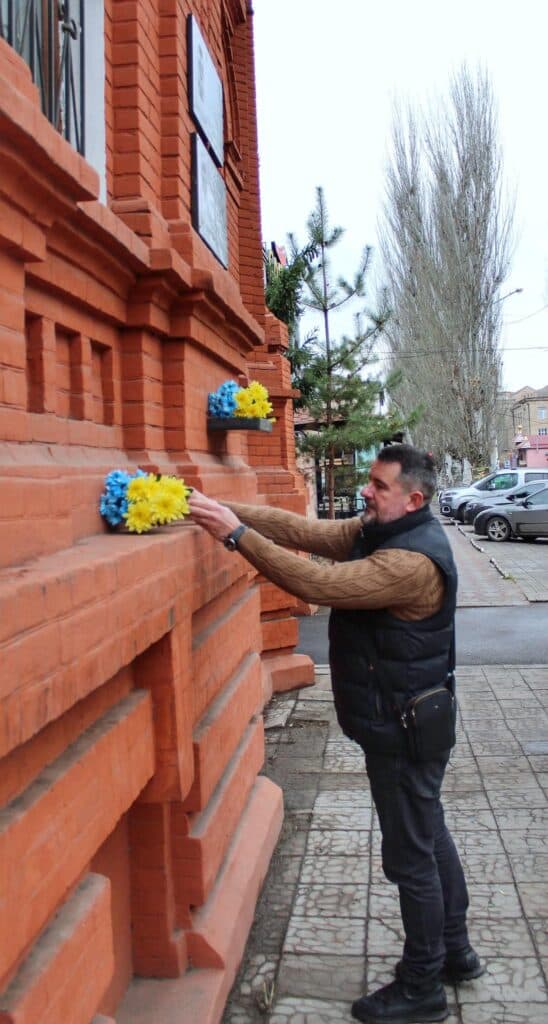 У Слов'янську у день Гідності та Свободи поклали квіти до меморіальних дошок Героям України
