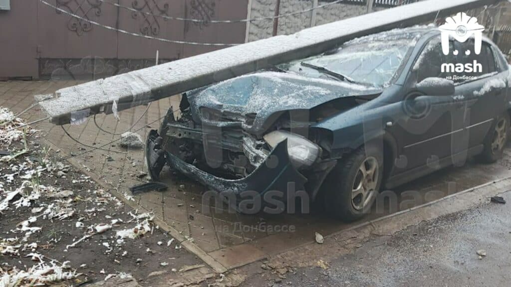 Під окупованим Донецьком залишилися без світла будинки на трьох вулицях через водія, який збив опору ЛЕП (фото)