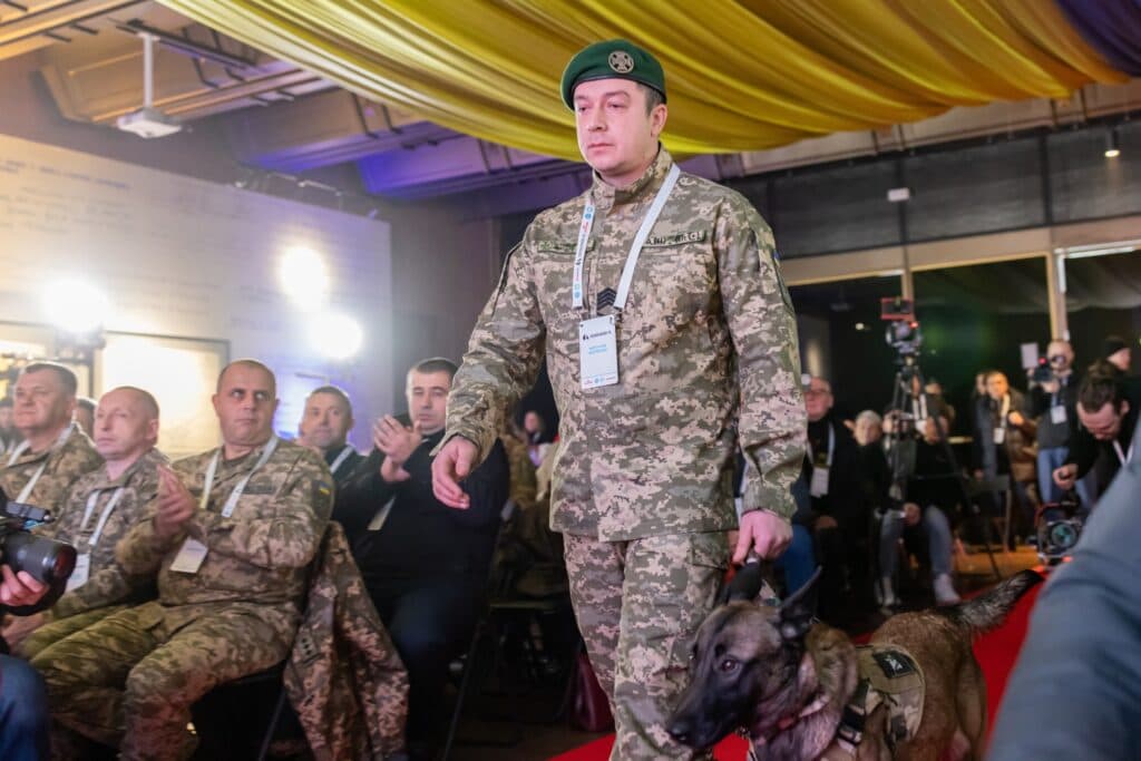 Кінолог-сапер Луганського прикордонного загону та чотирилапий напарник отримали відзнаку в Києві 3