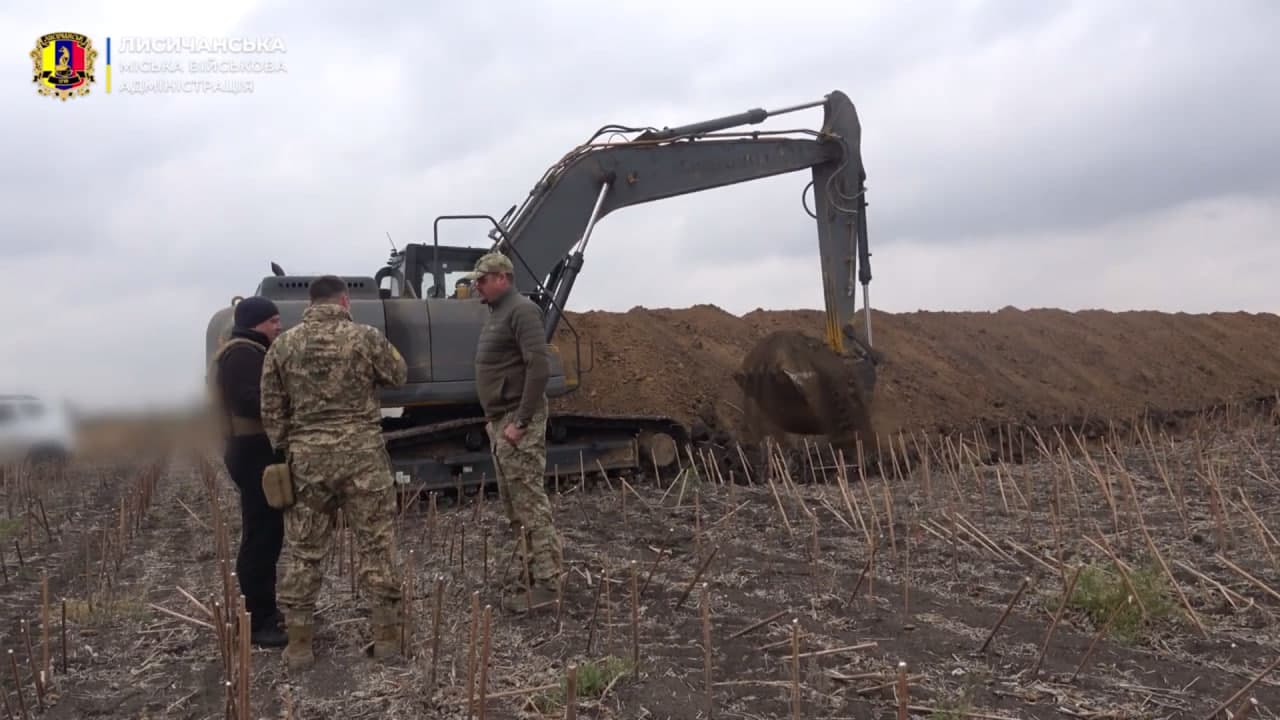 Комунальники Луганщини продовжують будувати фортифікаційні споруди на Донеччині