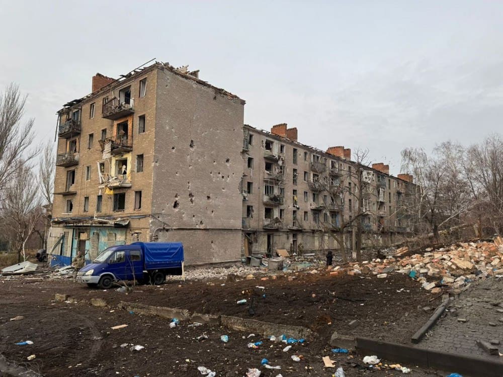 У Костянтинівці ворожими обстрілами за добу пошкоджено 11 багатоповерхівок, є поранені