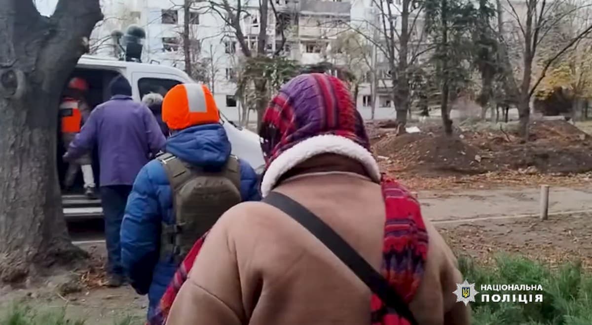 З Курахового поліцейські "Білі янголи" за один рейс вивезли 13 людей і 7 тварин (відео)