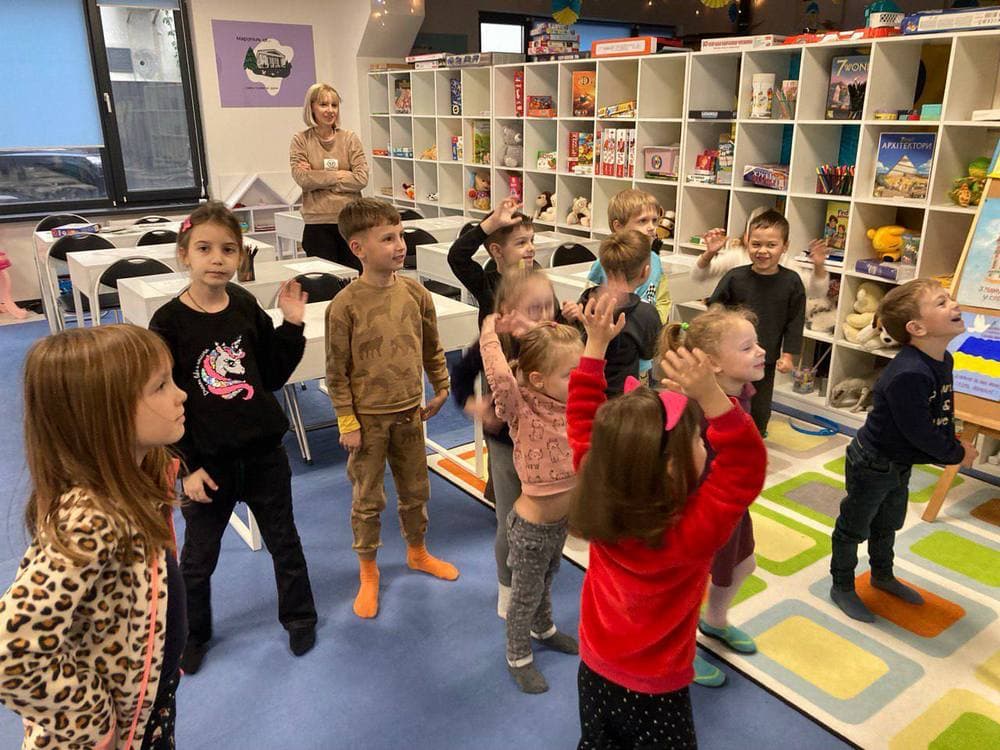 У Києві для дітей переселенців регулярно проводяться заняття Академії майбутніх першокласників