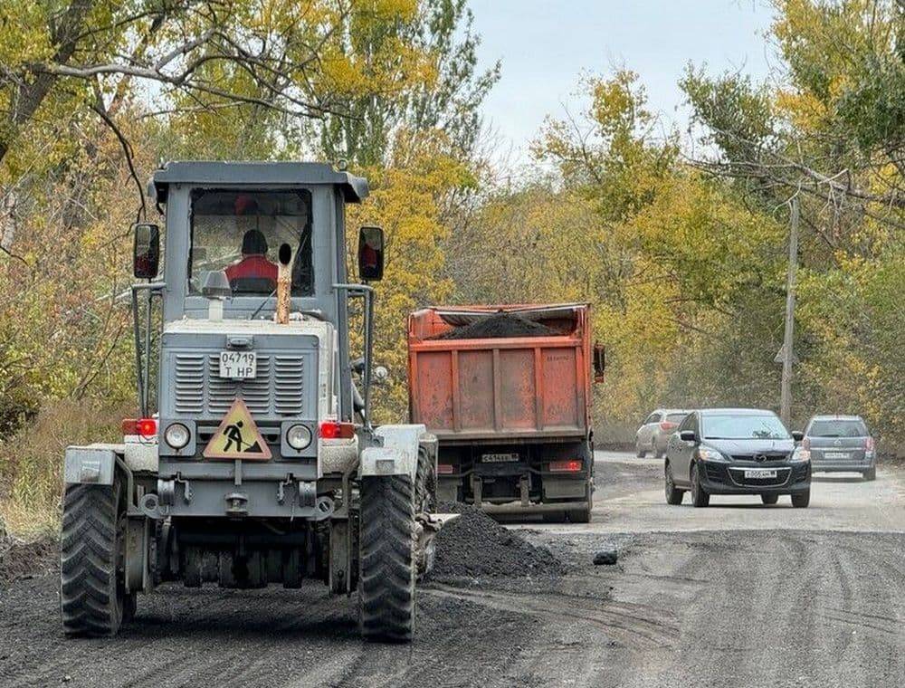 Біля Маріуполя окупанти ремонтують частину дороги до Криму