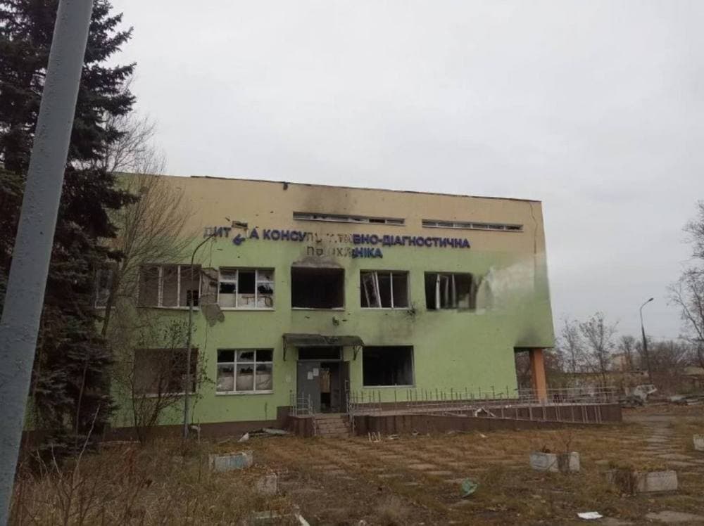 Все занедбано та у смітті: маріупольці показали, як виглядає лікарня в центрі міста (фото)