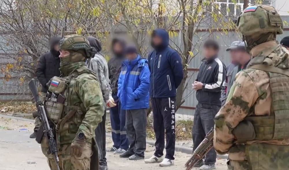 В Маріуполі окупанти проводять показові рейди проти мігрантів (відео)