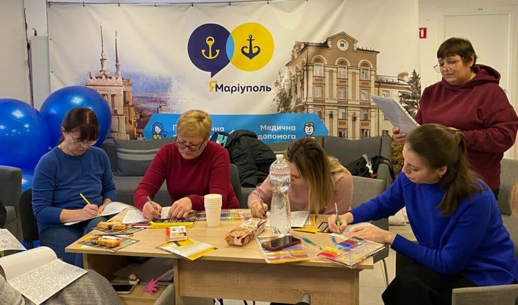 Маріупольчанки в Одесі долучилися до заняття з малювання мандал