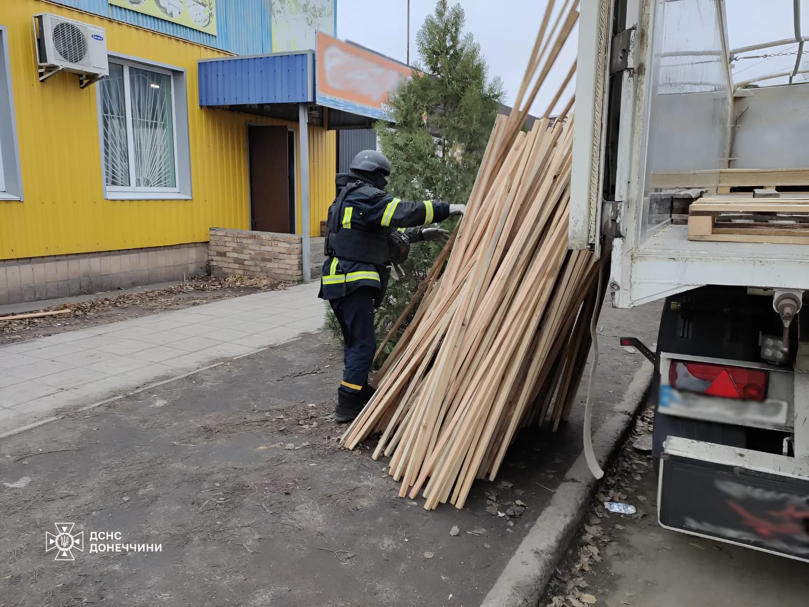 Минулої доби рятувальники розвантажили 30 тонн гуманітарної допомоги для мешканців села Комар