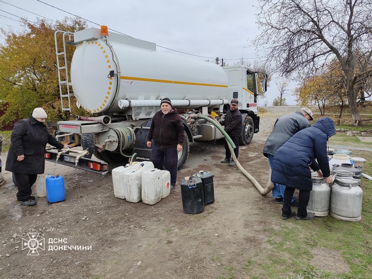 На Донеччині рятувальники привезли 16 тонн питної води жителям Костянтинівки 3
