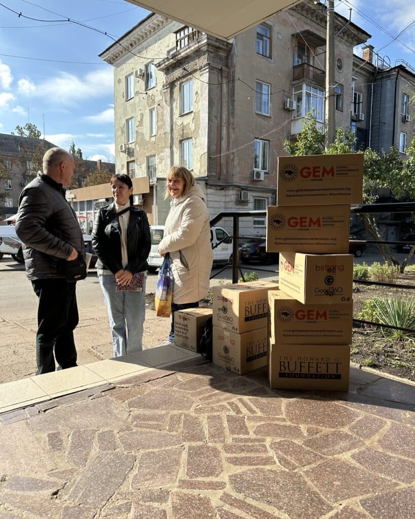 Переселенцы из Бахмутского района получили продуктовые наборы GEM и HGBF в Кривом Роге.