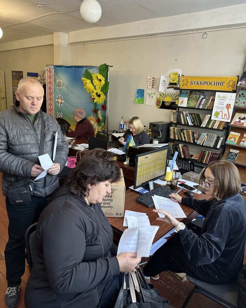 Переселенцы из Бахмутского района получили продуктовые наборы GEM и HGBF в Кривом Роге.