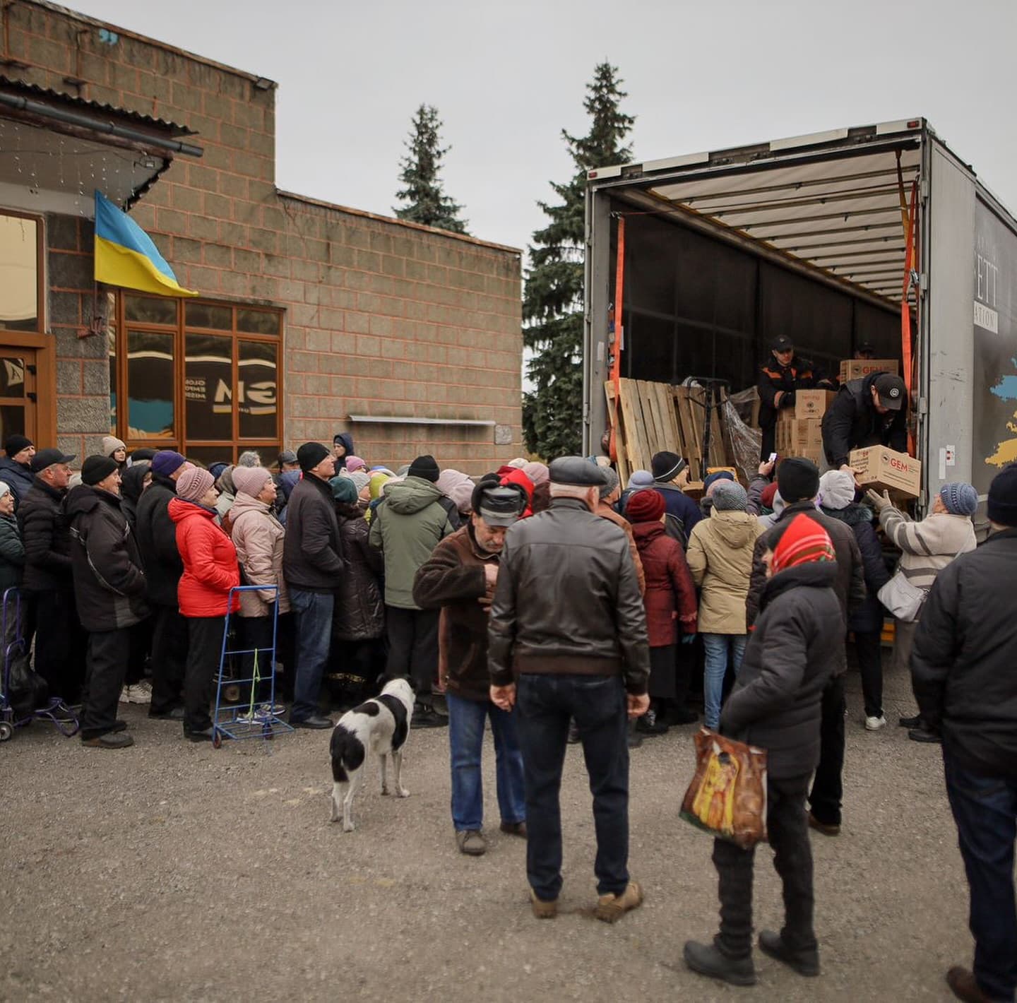 Продуктові набори та питну воду від GEM та HGBF отримали жителі селища Новодонецьке 1