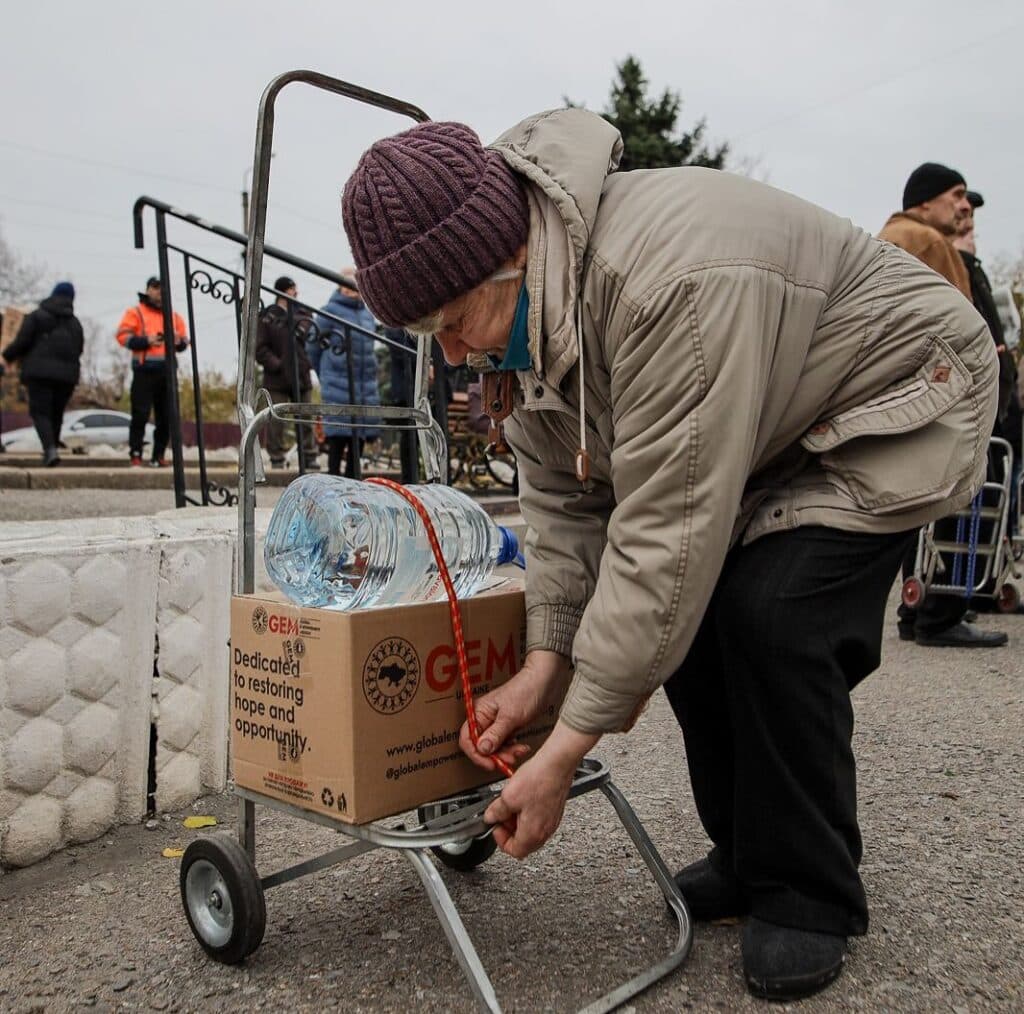 Продуктові набори та питну воду від GEM та HGBF отримали жителі селища Новодонецьке 2