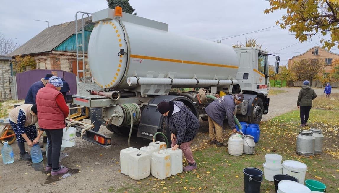 Рятувальники привезли 24 тис. літрів води жителям 2 зневоднених населених пунктів Донеччини