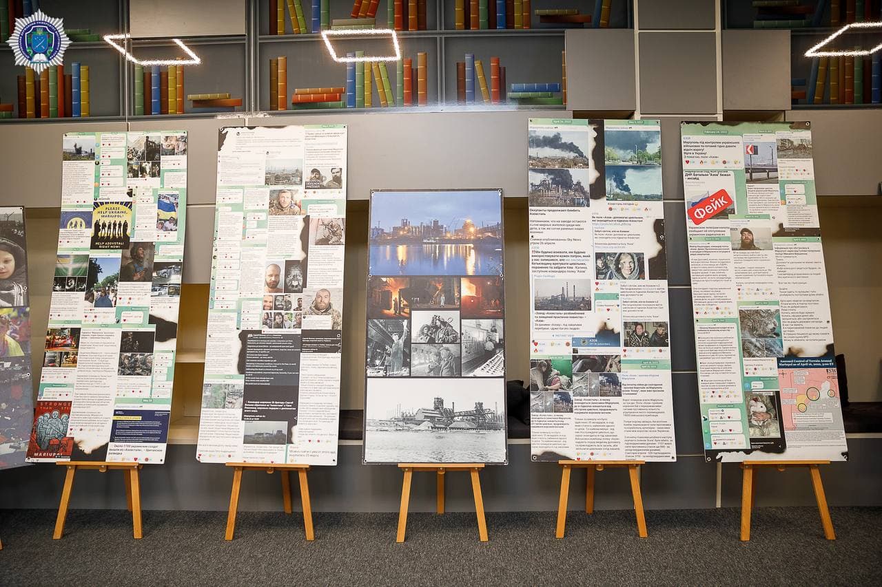 У Дніпрі відкрили виставку, в якій представлені фотографії із блокадного Маріуполя