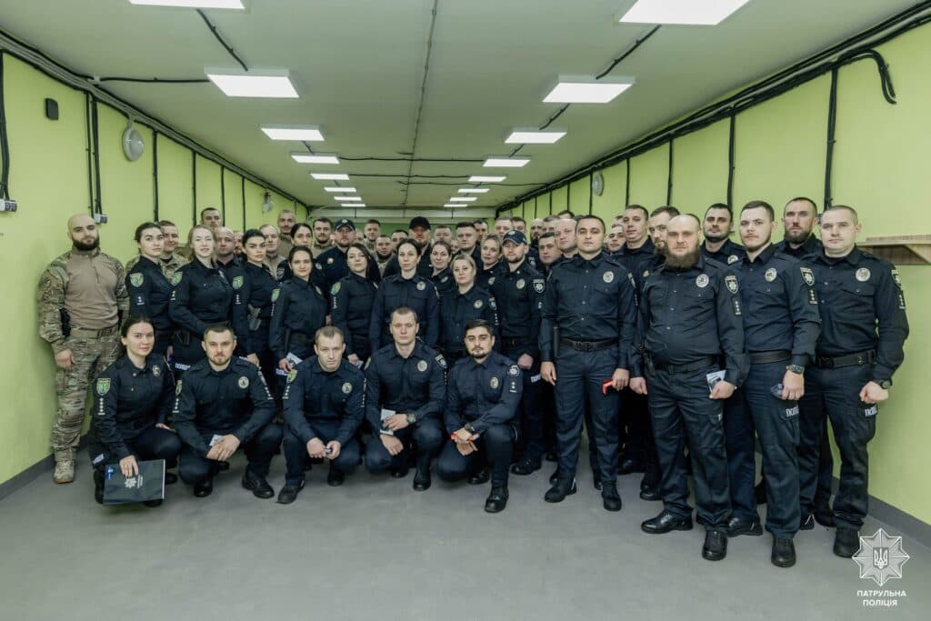 У Краматорську патрульним вручили почесні нагрудні знаки, відомчі відзнаки МВС та нагородну зброю