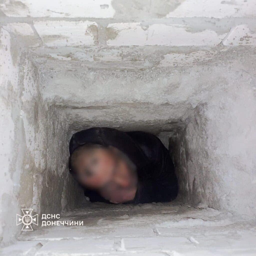 У Краматорську рятувальники вивільнили чоловіка із вентиляційної шахти