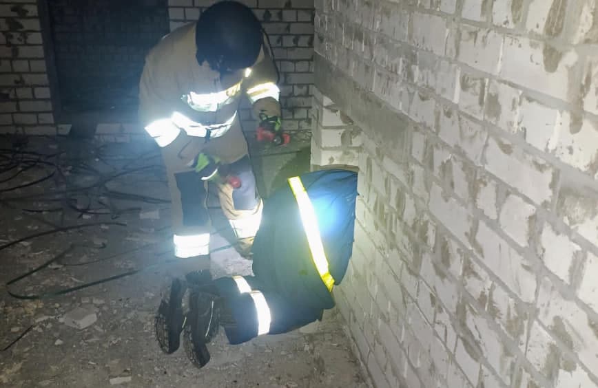 У Краматорську рятувальники вивільнили чоловіка із вентиляційної шахти
