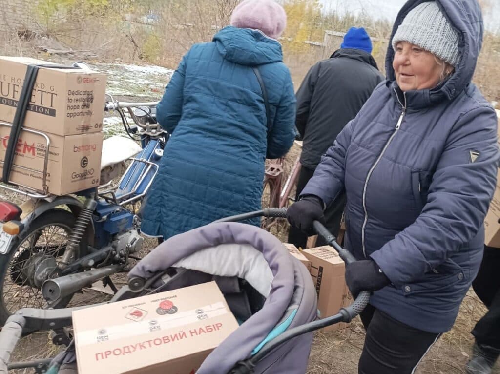 В Лимане в Донецкой области выдавали семейные наборы от GEM и HGBF