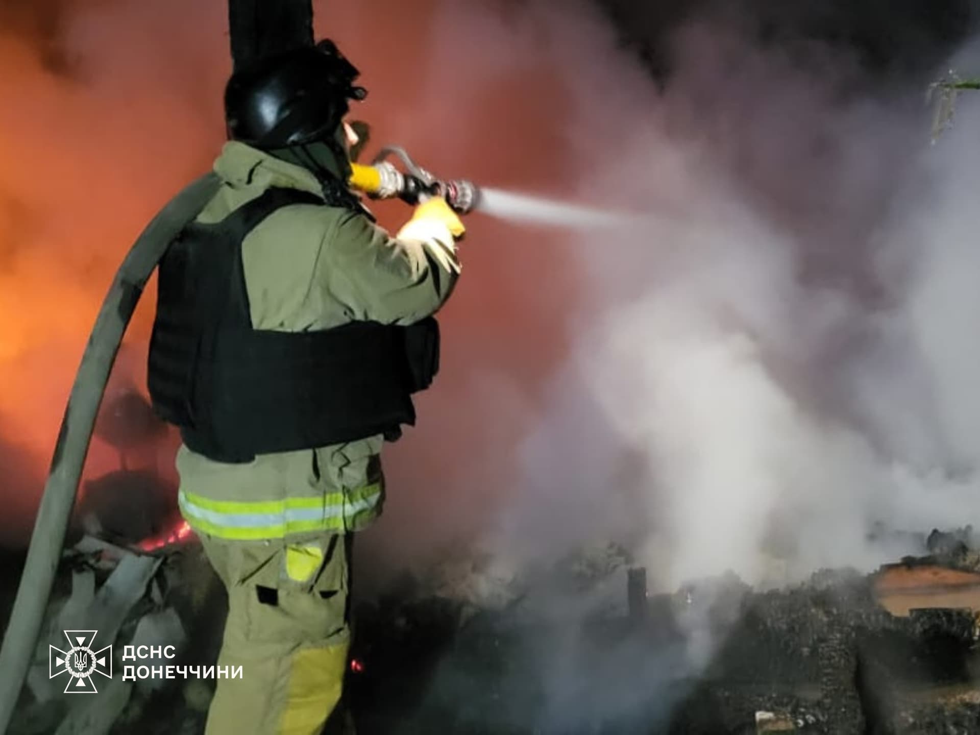 У Лимані рятувальники ліквідували пожежу господарських споруд