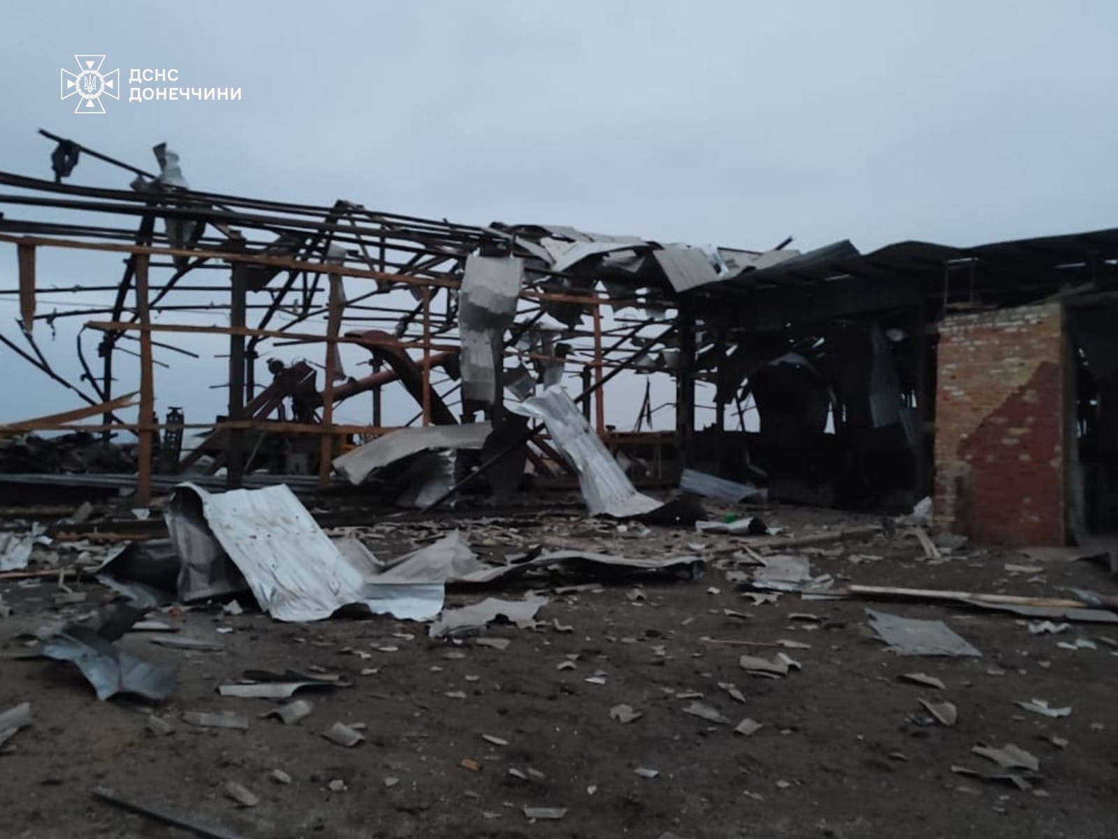 У Торському рятувальники ліквідували наслідки ворожого обстрілу