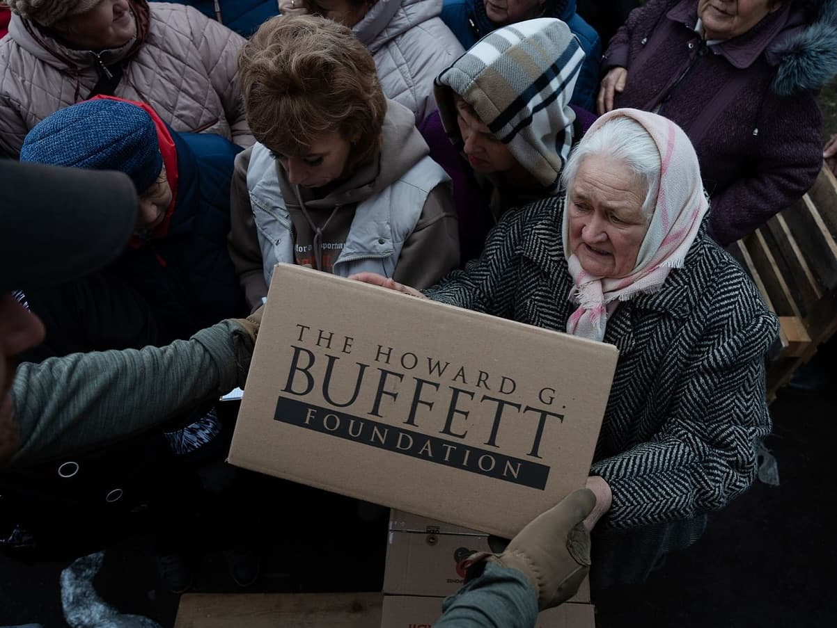 У три селища Покровського району привезли воду та продуктові набори від GEM та HGBF 0