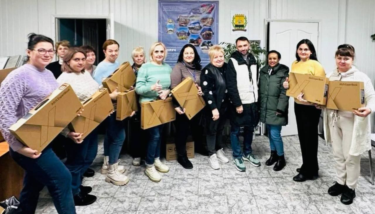 УСЗН Покровської громади у Дніпрі отримало ноутбуки від NRC