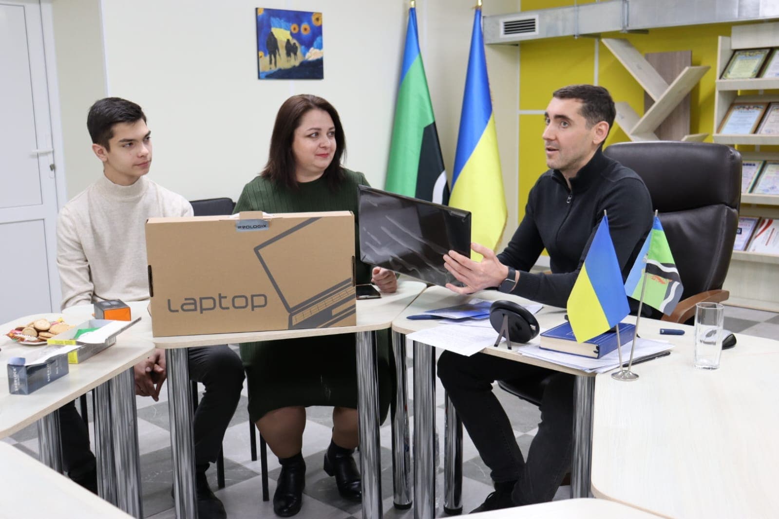 Учні вразливих категорій Добропільської громади отримали 50 ноутбуків для дистанційного навчання