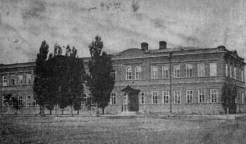 Це Олександрівська чоловіча гімназія у Старобільську, в якій у грудня 1917 року відбулись збори місцевого повітового самоврядування яке визнало владу УЦР і оголосила про приєднання Старобільського повіту до Української Народної Республіки