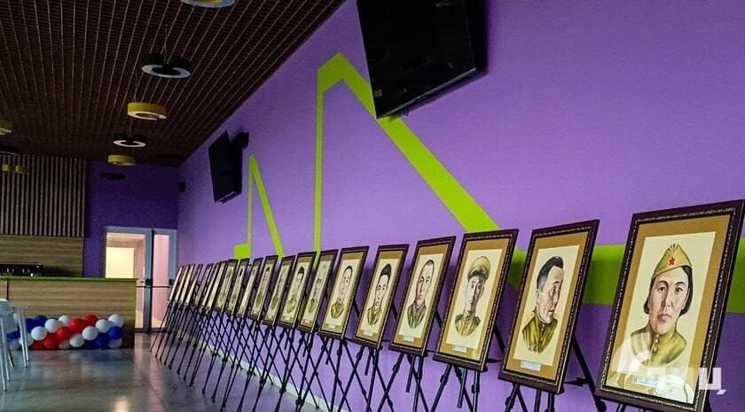 В окупованому Луганську художник з російської Тиви виставив портрети так званих героїв СВО та ВВВ 1