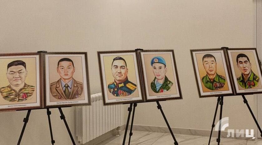 В окупованому Луганську художник з російської Тиви виставив портрети так званих героїв СВО та ВВВ 2