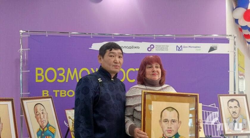 В окупованому Луганську художник з російської Тиви виставив портрети так званих героїв СВО та ВВВ 3